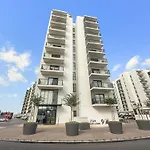 Perfectly Located Apt Near Yas Mall & Ferrari World