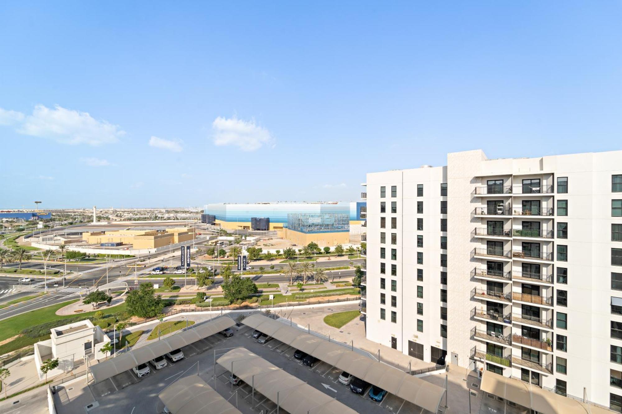 Perfectly Located Near Yas Mall & Ferrari World Apartment *